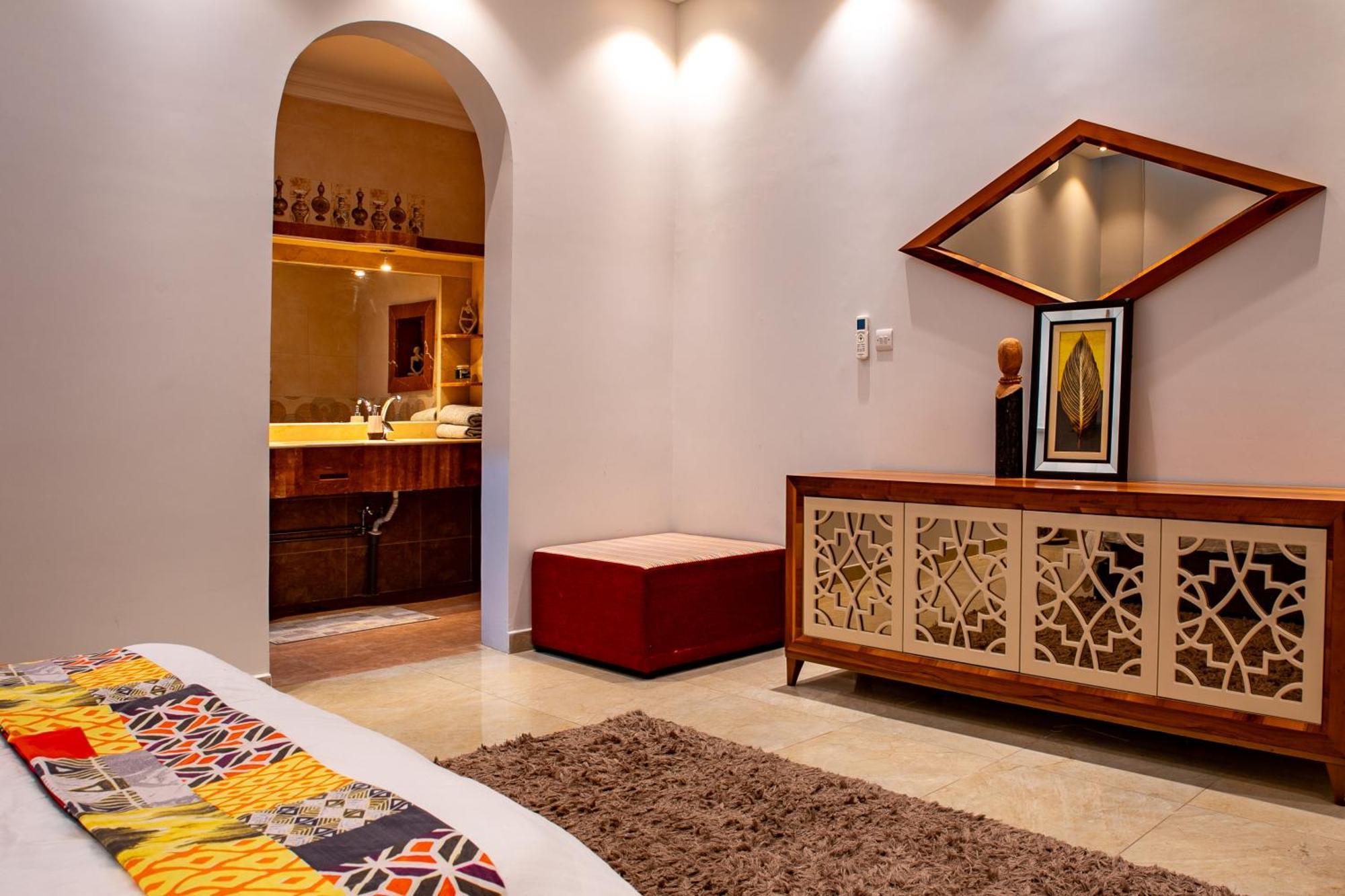 Elegant Garden Stay With 2 Living Areas, 2 Bedrooms, 1 Full And 1 Half Bath For 6 Guests Umm Al Amad Екстериор снимка